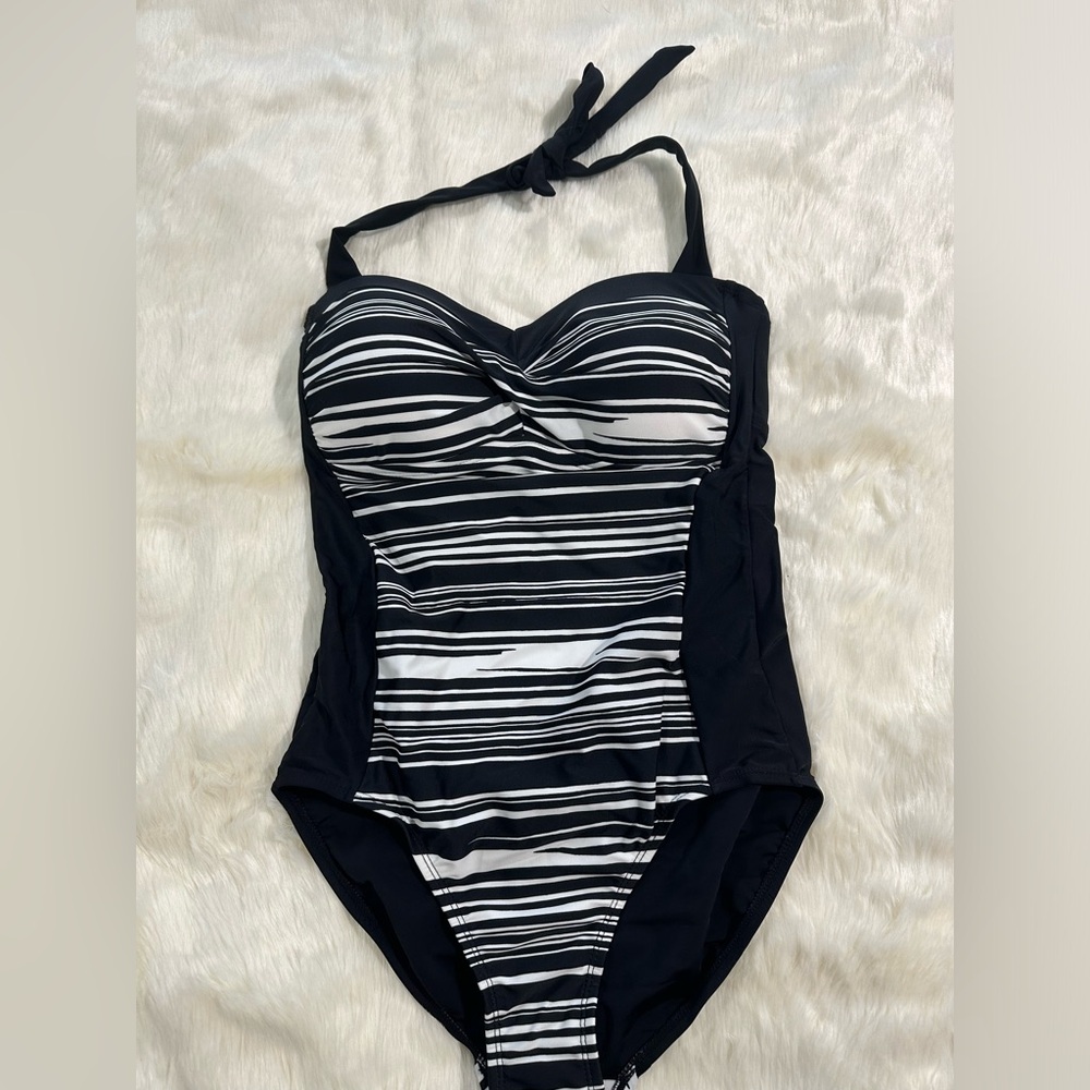 NWT black and white swimsuit (M)